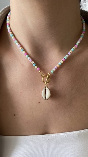 Pastelowy naszyjnik w stylu boho – biżuteria z outletu Lazuri.