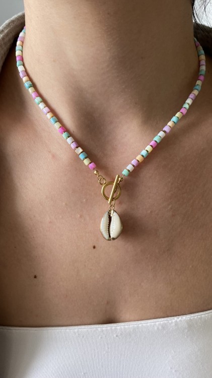 Pastelowy naszyjnik w stylu boho – biżuteria z outletu Lazuri.