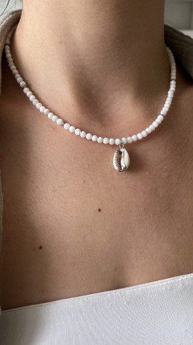 Perłowy choker z muszelką w letniej stylizacji – biżuteria w stylu morskim.