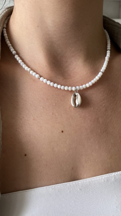 Perłowy choker z muszelką w letniej stylizacji – biżuteria w stylu morskim.