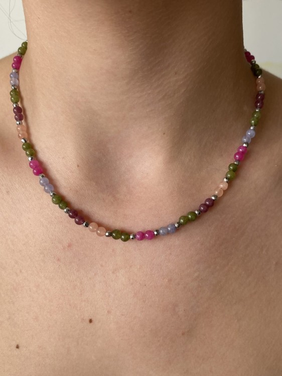 Energetyczna biżuteria z kamieni naturalnych – naszyjnik PARROT w letniej stylizacji.