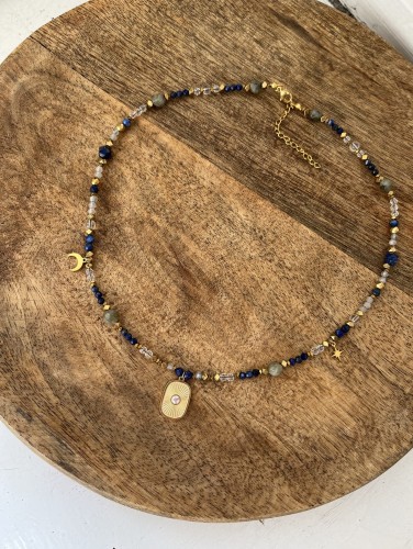 Mistyczny naszyjnik MISTERY od Lazuri – lapis lazuli, labradoryt i kryształ górski.