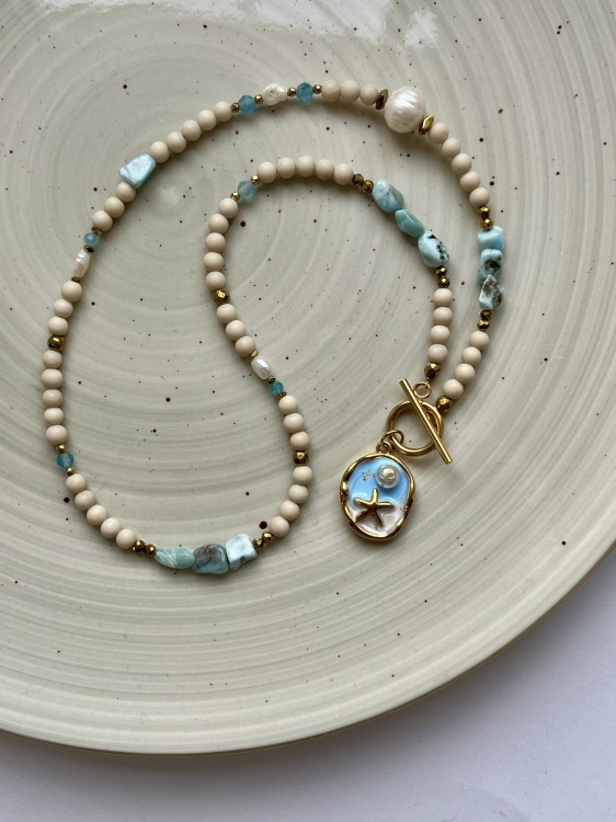 Naszyjnik MARINA od Lazuri – kamienie naturalne: błękitny larimar, perły i chalcedon