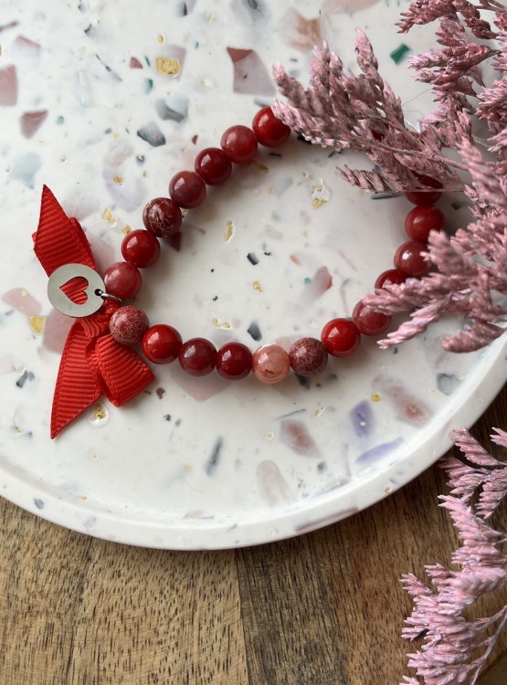 Bransoletka CRANBERRY od Lazuri – czerwony koral, jaspis i agat ze srebrnym sercem.
