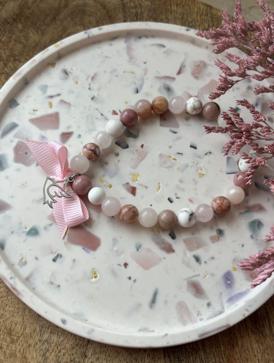 Bransoletka ROSI od Lazuri – różowy rodonit, kwarc i awenturyn ze srebrną gołębicą.