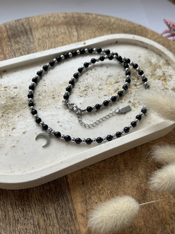 Minimalistyczny naszyjnik z księżycem i onyksem – BLACK LUNA