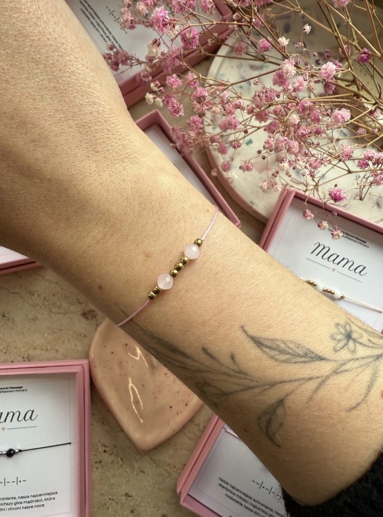 Subtelna różowa bransoletka Secret Message MAMA – biżuteria pełna czułości.