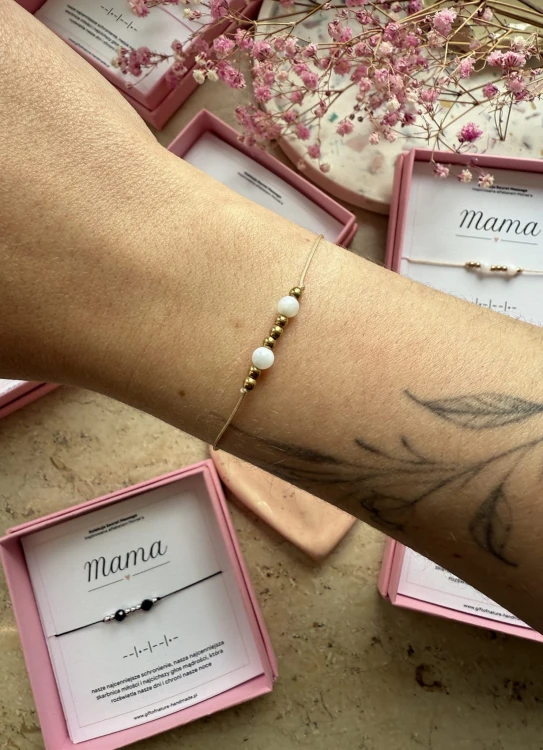 Subtelna bransoletka Secret Message MAMA – minimalistyczny prezent dla niej.