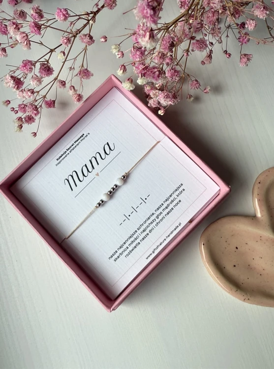 Prezent na Dzień Matki – elegancka bransoletka MAMA w markowym opakowaniu.