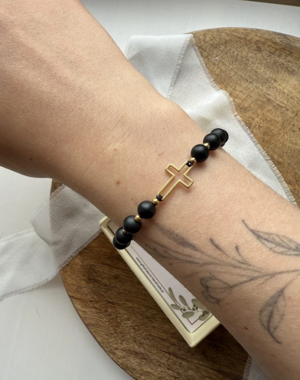 Minimalistyczny różaniec na sznurku – bransoletka z onyksem jako symbol wiary.