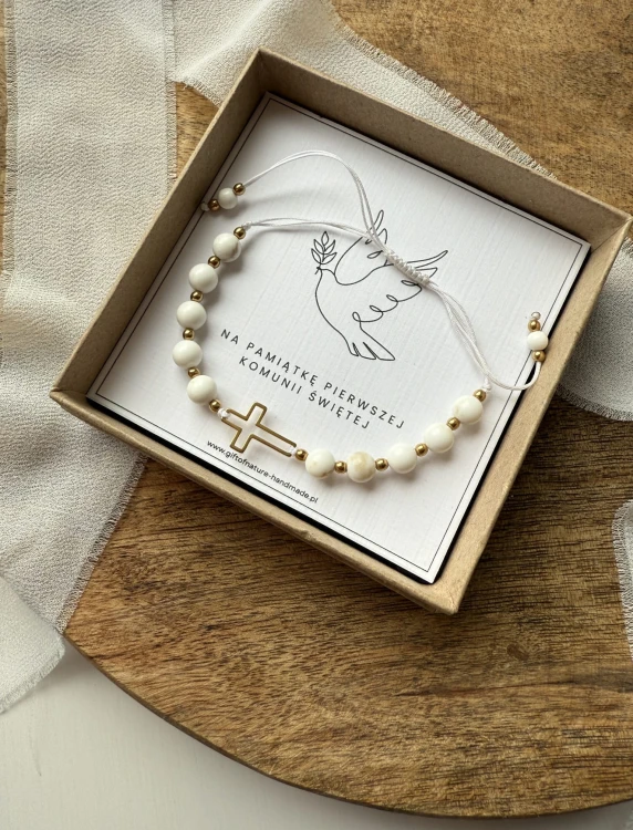Elegancki prezent religijny – bransoletka PRAYER White w opakowaniu prezentowym Lazuri.
