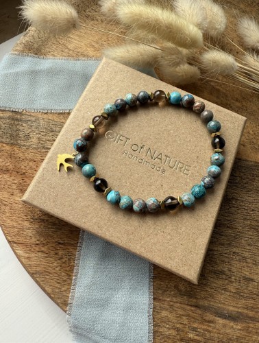 Bransoletka TRAGAR od Lazuri – turkusowy jaspis, kwarc dymny i zawieszka z jaskółką.