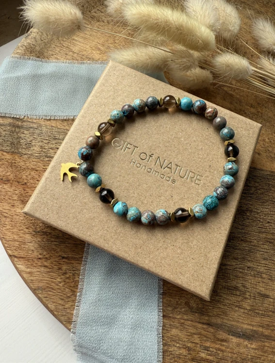 Bransoletka TRAGAR od Lazuri – turkusowy jaspis, kwarc dymny i zawieszka z jaskółką.