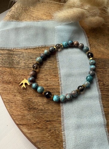 Symbol jaskółki i złoty hematyt – szczegóły bransoletki z kamieni naturalnych.