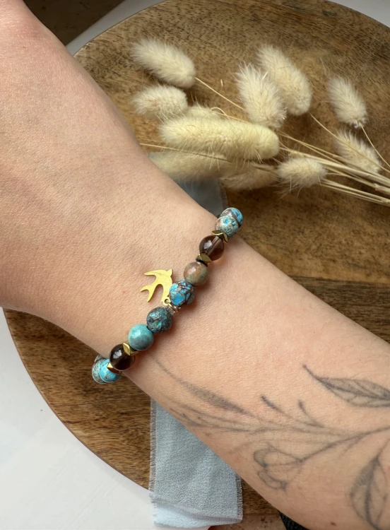 Stylowa bransoletka w kolorach ziemi i turkusu – TRAGAR jako talizman wolności.