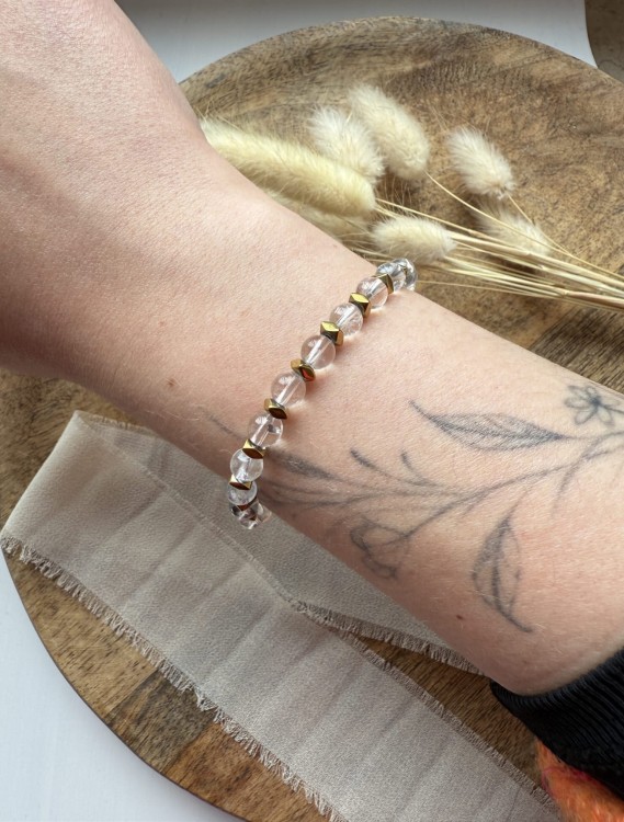 Minimalistyczna bransoletka z kryształu górskiego – elegancki dodatek do białej stylizacji.