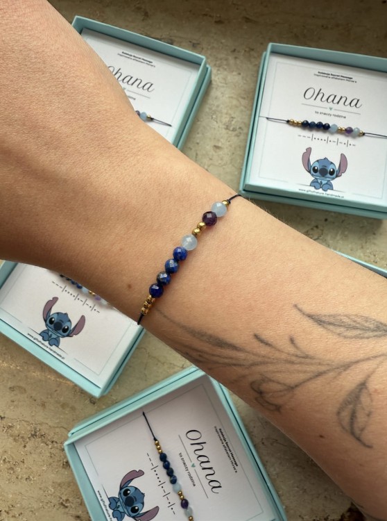 Subtelna niebieska bransoletka na sznurku – osobisty symbol Ohana od Lazuri.