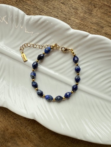 Granatowa bransoletka OLIVE PREMIUM z lapis lazuli i złotym hematytem – Lazuri.