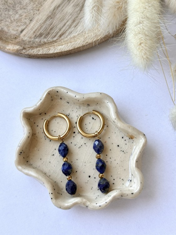 Kolczyki koła Lazuri OLIVE PREMIUM z królewskim lapis lazuli – biżuteria handmade symbolizująca mądrość i prawdę.
