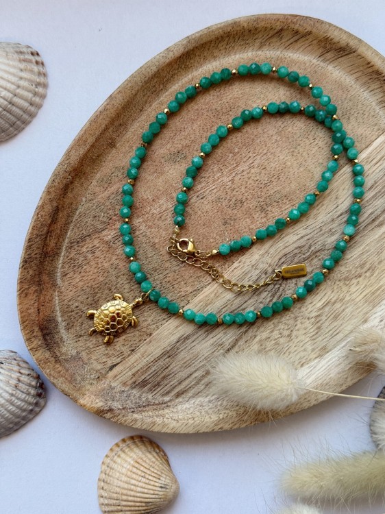 Błękitny naszyjnik Lazuri TURTLE z naturalnego amazonitu ze złotą zawieszką w kształcie żółwia morskiego.