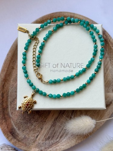 Naturalne odcienie błękitu i zieleni amazonitu przeplatane hematytem – zbliżenie na detale Lazuri.