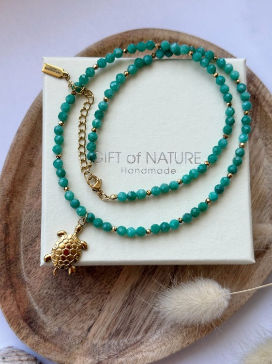 Naturalne odcienie błękitu i zieleni amazonitu przeplatane hematytem – zbliżenie na detale Lazuri.