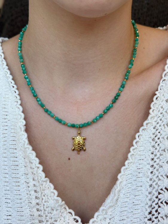 Kojący naszyjnik z amazonitu TURTLE prezentowany na dekolcie – biżuteria talizman od Lazuri.