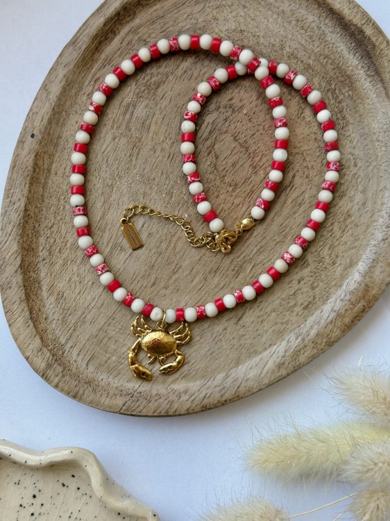 Energetyczny naszyjnik Lazuri CRAB z czerwonego jaspisu cesarskiego i złotą zawieszką kraba.