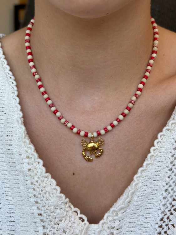 Złoty krab ze stali chirurgicznej – unikatowy detal w naszyjniku z kamieni naturalnych.