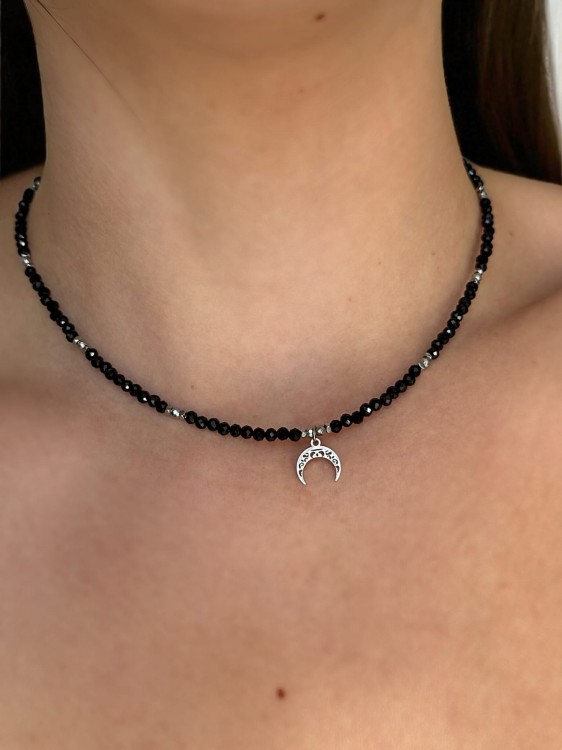 Zbliżenie na choker MAMORI ze srebrnym hematytem i zawieszką półksiężyc Lunula.