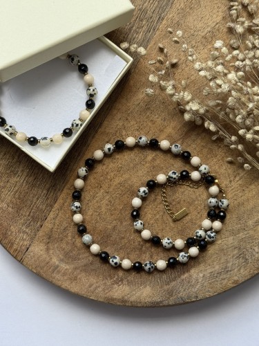 Detale czarnego onyksu i nakrapianego jaspisu dalmatyńskiego w naszyjniku handmade.