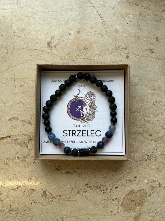 Głęboki błękit lapis lazuli i fioletowy ametyst – detale bransoletki dla Strzelca.