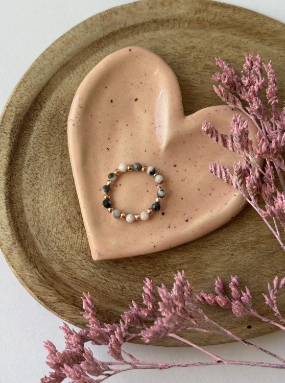 Pierścionek Zebra z jaspisu zebra i hematytu rose gold, biżuteria handmade z kamieni naturalnych w odcieniach szarości i różu.