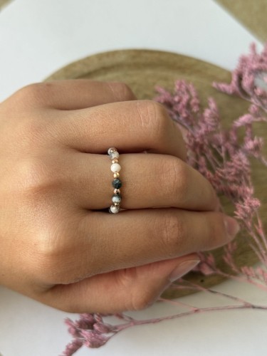 Elastyczny pierścionek Zebra z jaspisu zebra i hematytu rose gold, ręcznie robiona biżuteria w stylu boho, naturalne kamienie w jasnych barwach.