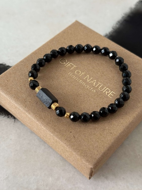 Bransoletka Tenebra z fasetowanego onyksu 6 mm i surowego czarnego turmalinu ze złotymi przekładkami ze stali chirurgicznej – elegancka biżuteria z kamieni naturalnych