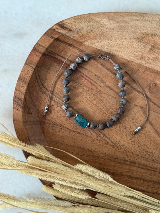 Męska bransoletka handmade na regulowanym brązowym sznurku, obsydian i chryzokola – elegancka biżuteria codzienna.