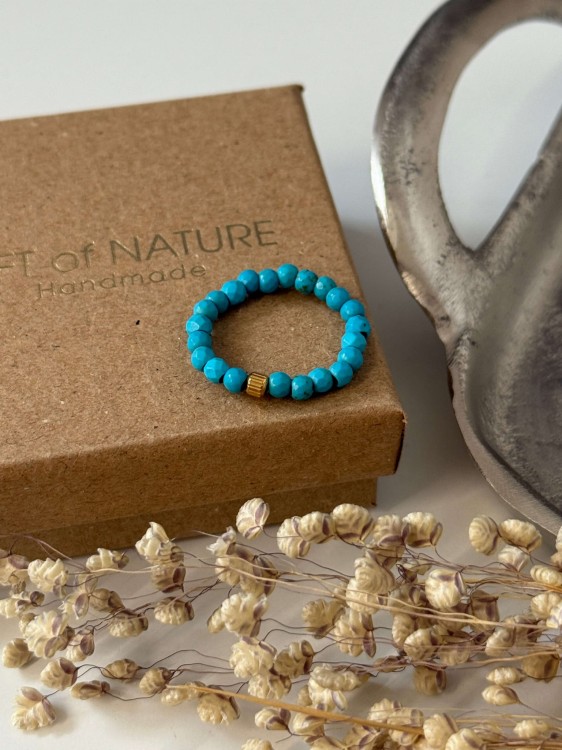 Pierścionek MEG z turkusowego magnezytu i złotą przekładką ze stali chirurgicznej, biżuteria handmade z kamieni naturalnych.