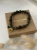 Zielona bransoletka VIRA z agatu mszystego, jadeitu i jaspisu z zawieszką kwiat lotosu w złotym kolorze – naturalna biżuteria handmade
