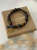 Bransoletka PALMA z lapis lazuli, tygrysiego oka i howlitu chabrowego z zawieszką liść palmy w złotym kolorze – biżuteria handmade w odcieniach błękitu