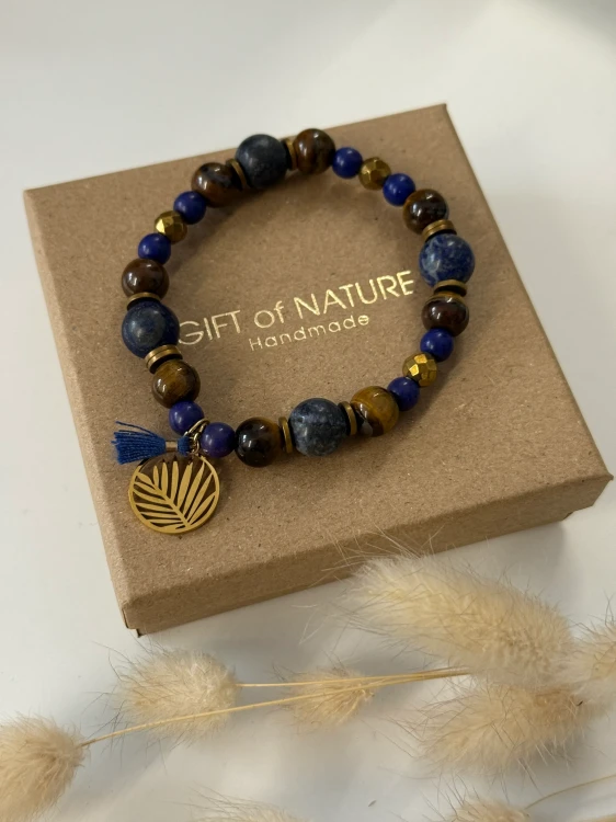 Bransoletka PALMA z lapis lazuli, tygrysiego oka i howlitu chabrowego z zawieszką liść palmy w złotym kolorze – biżuteria handmade w odcieniach błękitu