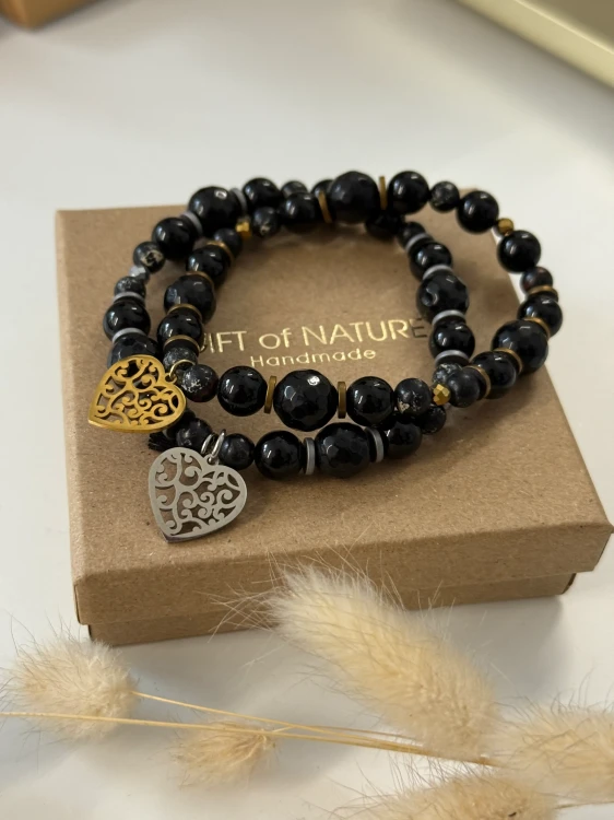 Bransoletki NOIRA z sercem – wersja złota i srebrna obok siebie, czarna biżuteria handmade z kamieni naturalnych