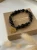 Czarna bransoletka NOIRA z onyksu i jadeitu czarnego z zawieszką serce w złotym kolorze – elegancka biżuteria handmade z kamieni naturalnych