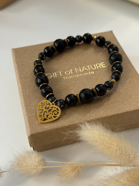 Czarna bransoletka NOIRA z onyksu i jadeitu czarnego z zawieszką serce w złotym kolorze – elegancka biżuteria handmade z kamieni naturalnych