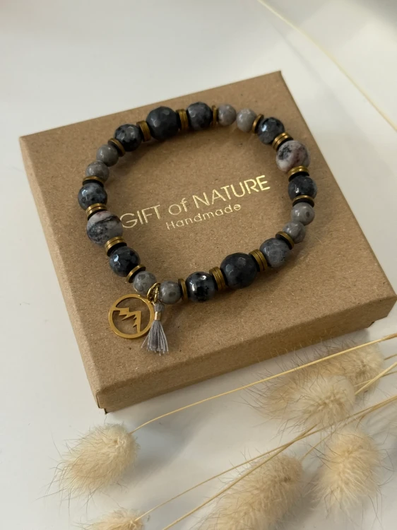 Szara bransoletka MONTA z jaspisu picasso, larvikitu i hematytu z zawieszką góry w złotym kolorze – naturalna biżuteria handmade unisex