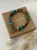 Turkusowa bransoletka ONDA z jadeitu i jaspisu z zawieszką fala w złotym kolorze – biżuteria handmade inspirowana morzem