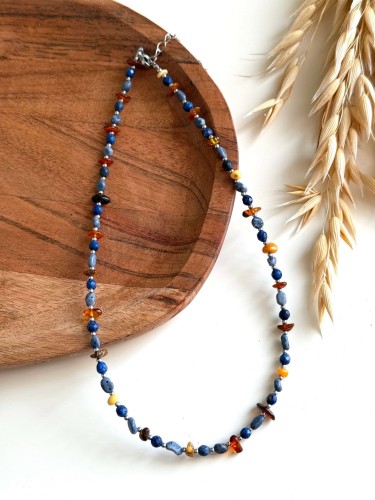 Naszyjnik VELA handmade z bursztynu i niebieskich kamieni – naturalna biżuteria inspirowana Bałtykiem