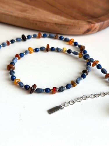 Zbliżenie na kamienie naszyjnika VELA – bursztyn, lapis lazuli, koral i srebrny hematyt w naturalnej formie