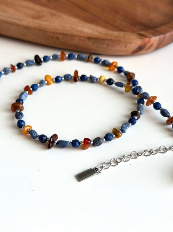 Zbliżenie na kamienie naszyjnika VELA – bursztyn, lapis lazuli, koral i srebrny hematyt w naturalnej formie