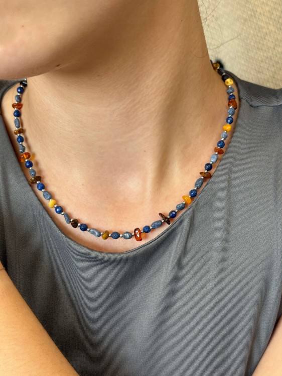 Naszyjnik VELA z bursztynu, koralu i lapisu lazuli na szyi – biżuteria handmade ze stali chirurgicznej