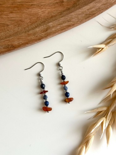 Kolczyki VELA handmade z bursztynu, lapisu lazuli i koralu ułożone na płasko – naturalna biżuteria